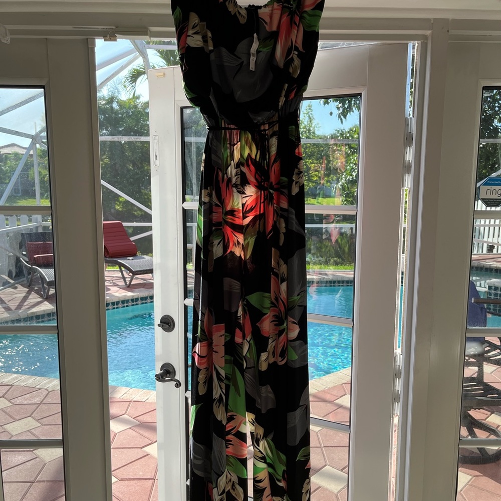 Black tropical strapless jumpsuit. NY&Co. NWT - Picture 3 of 7